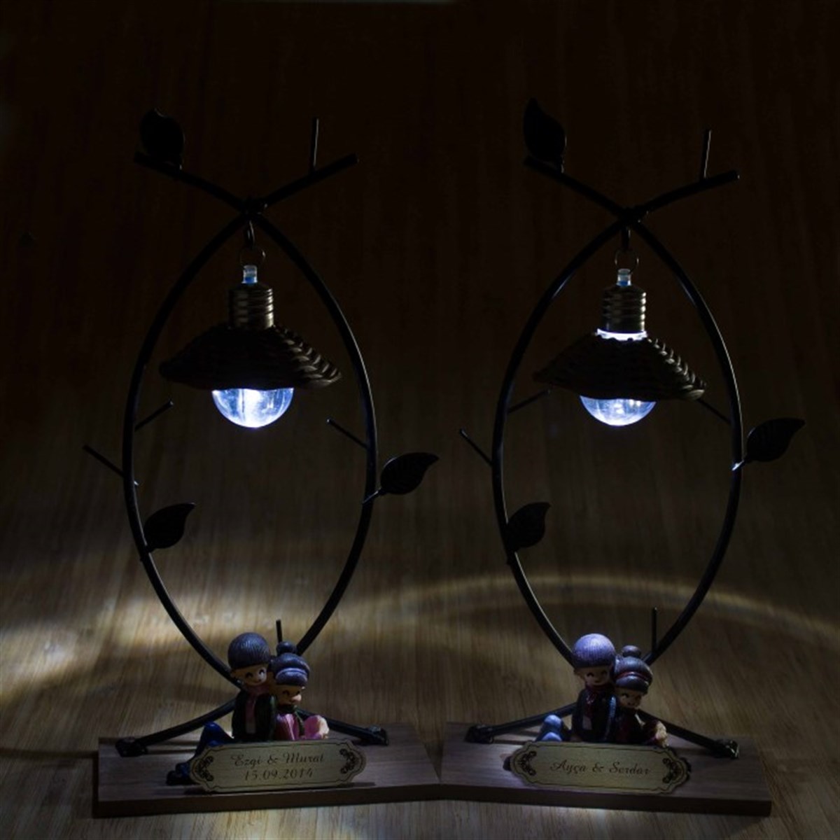 Ağaç Altında Oturan Romantik Çift Temalı Masa Lambası