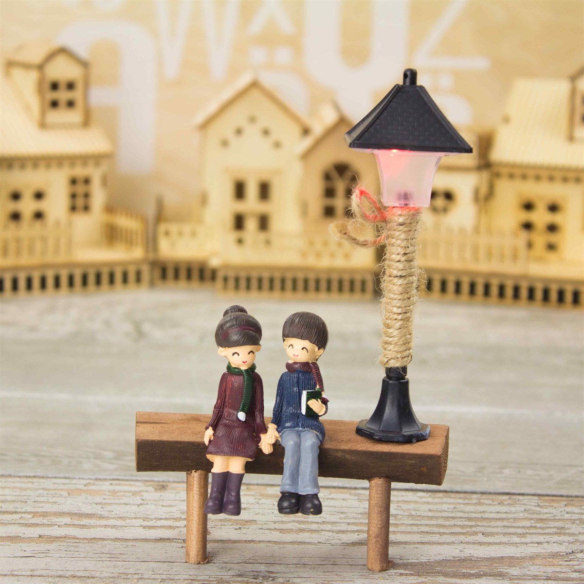Bankta Oturan Romantik Aşıklar Temalı Masa Lambası 