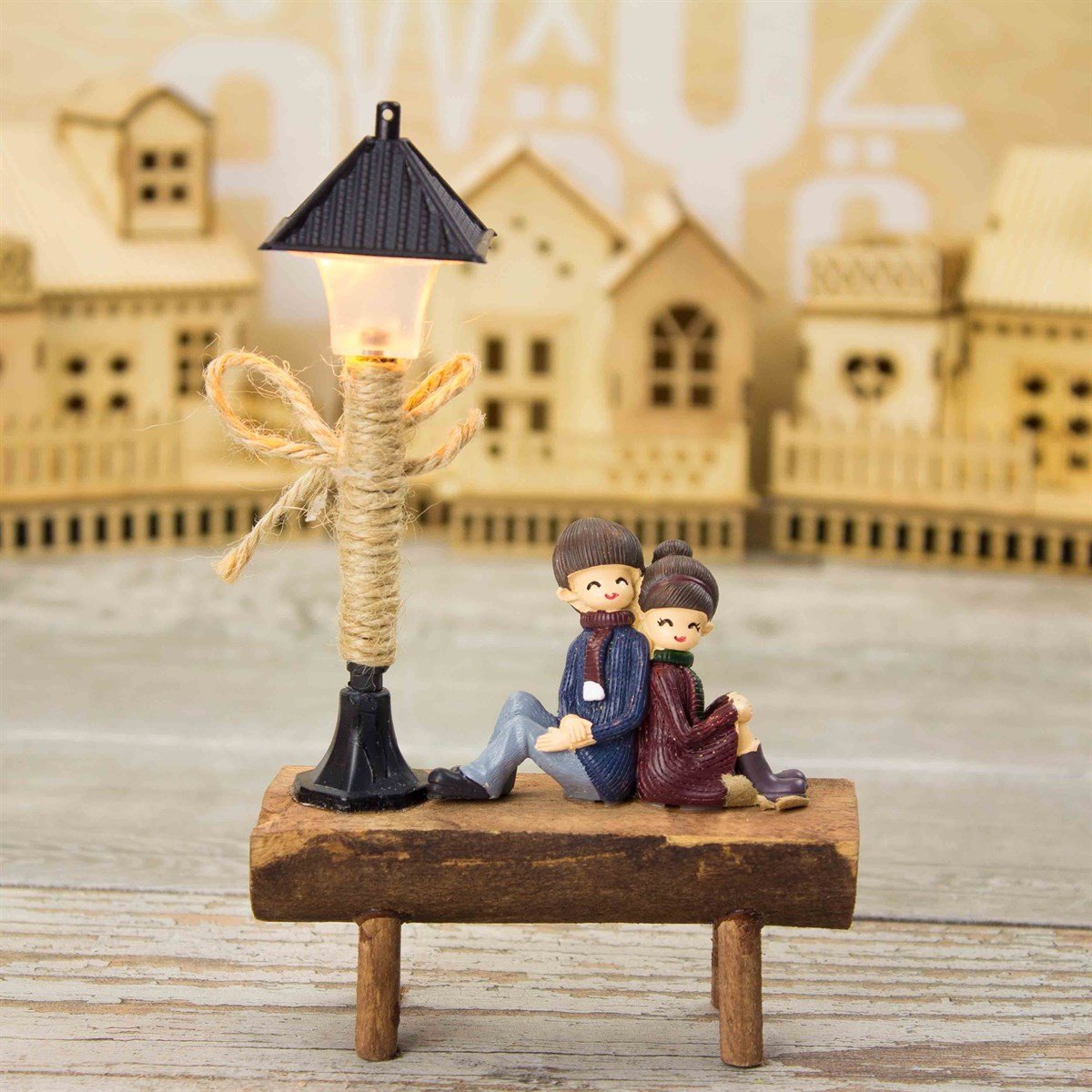 Bankta Oturan Romantik Aşıklar Temalı Masa Lambası 