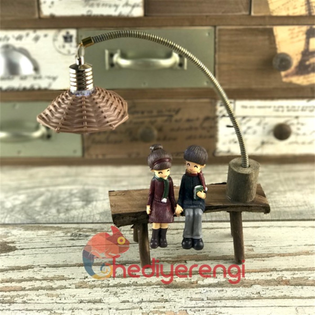 Bankta Oturan Romantik Çift Temalı Masa Lambası 