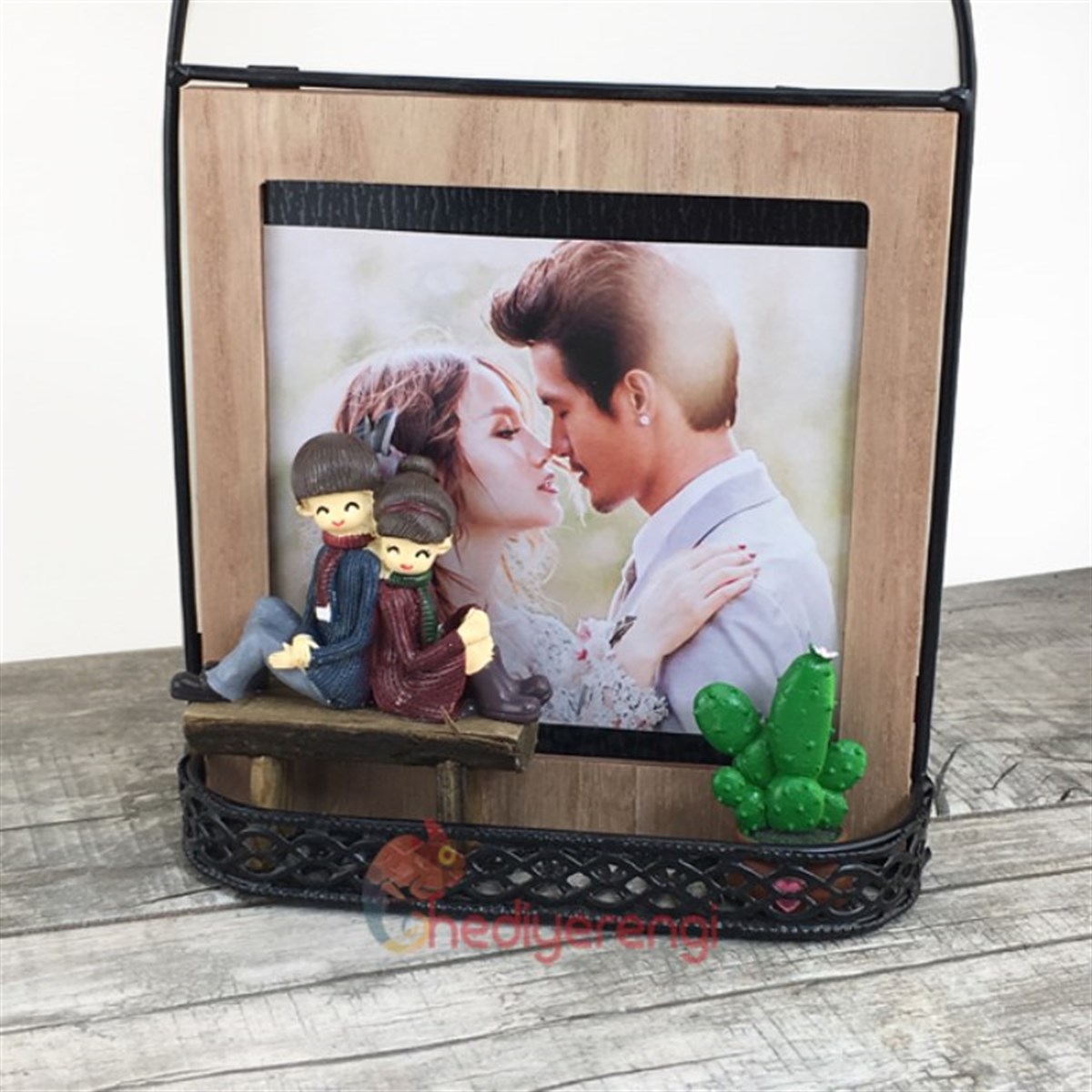 Bankta Oturan Romantik Çift Temalı Resim Çerçevesi