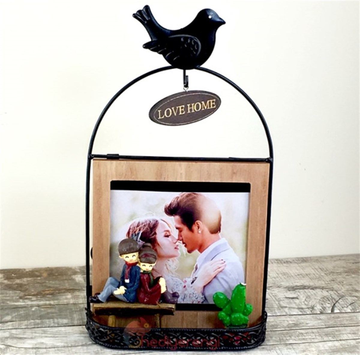 Bankta Oturan Romantik Çift Temalı Resim Çerçevesi