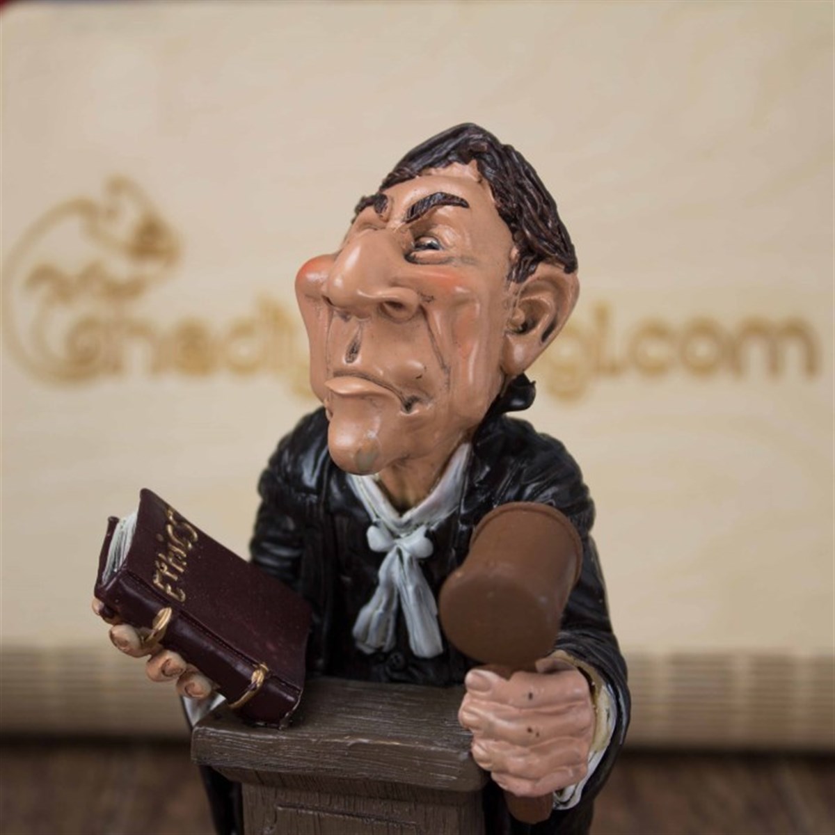 Hakim Temalı Polyester Biblo