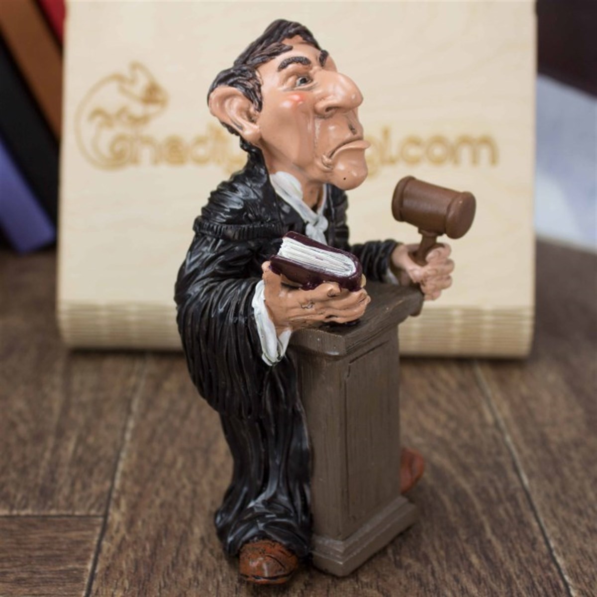 Hakim Temalı Polyester Biblo