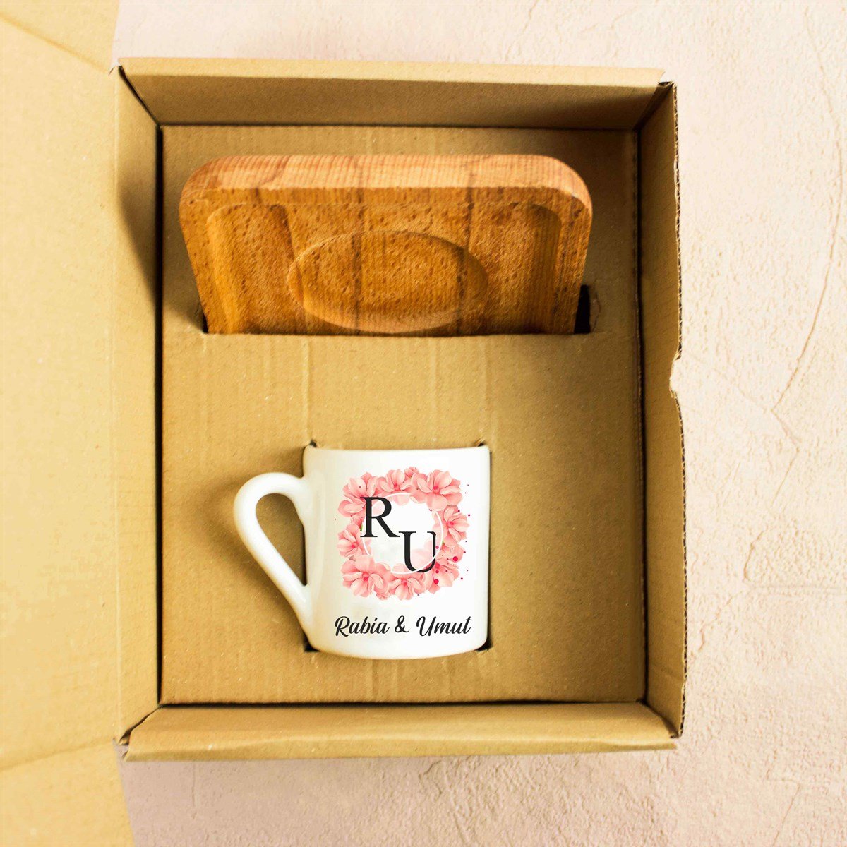 İsme Özel  Ahşap Tepsili Pembe Çiçek Tasarımlı Fincan Seti
