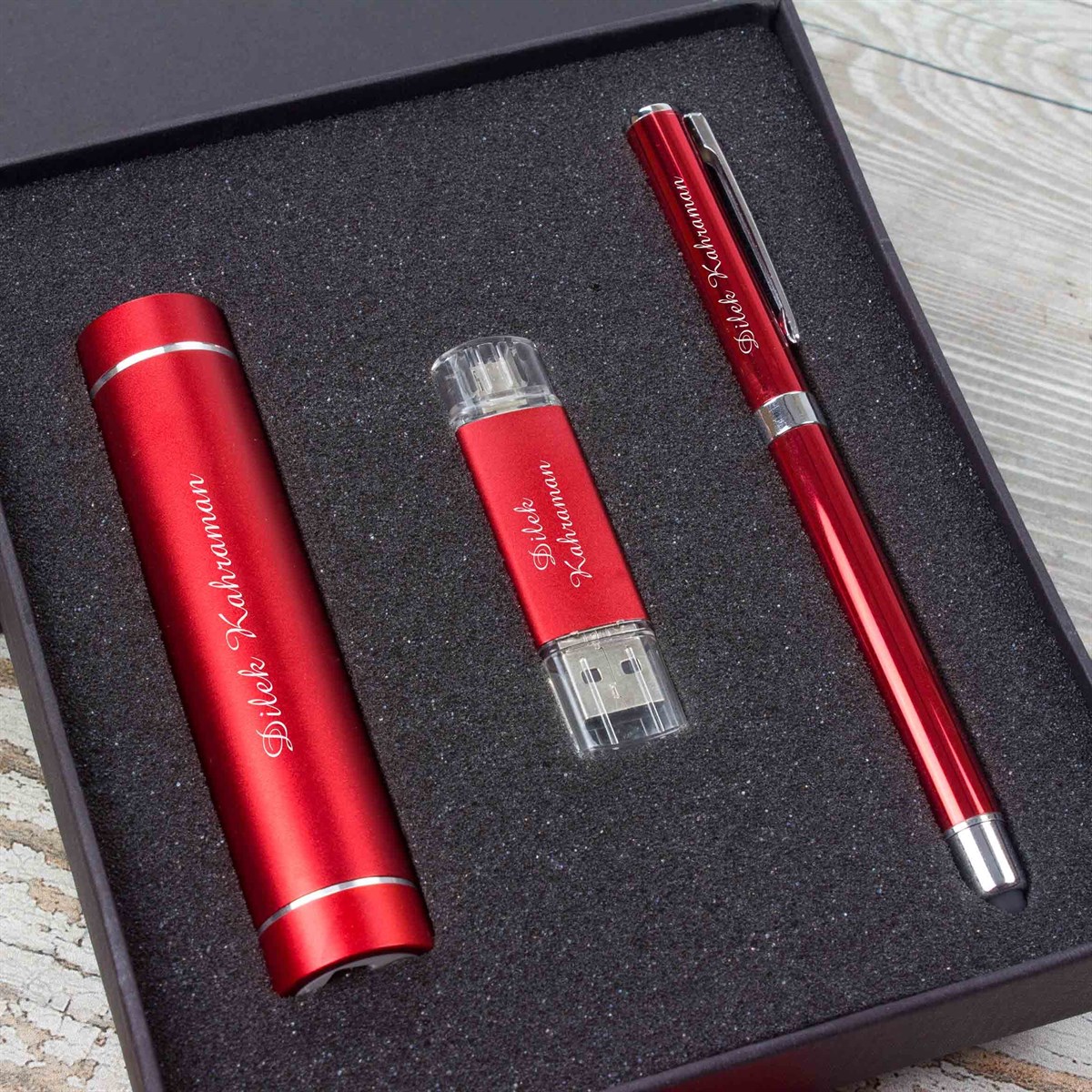 İsme Özel 2600 Mah. Powerbank 8 Gb Usb ve Kalem Seti Kırmızı