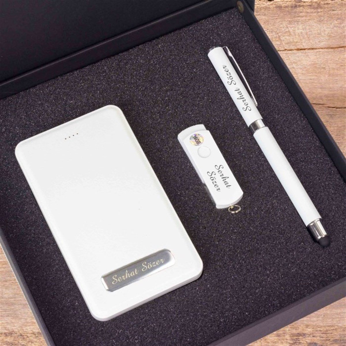 İsme Özel 5000 Mah. Powerbank 16 Gb Usb ve Kalem Seti