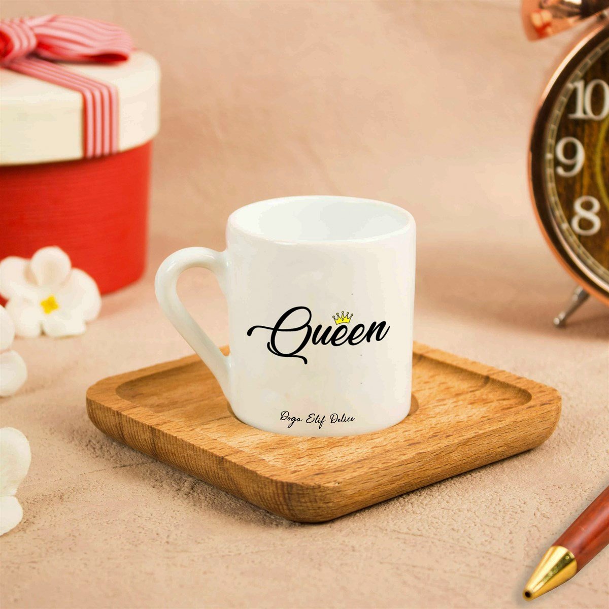 İsme Özel Ahşap Altlıklı Queen Temalı Fincan Seti