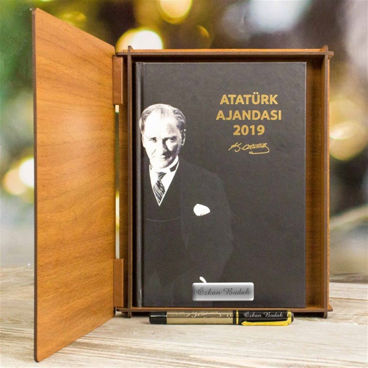 İsme Özel Ahşap Kutulu K. Atatürk Temalı 2020 Ajanda ve Roller Kalem Seti​