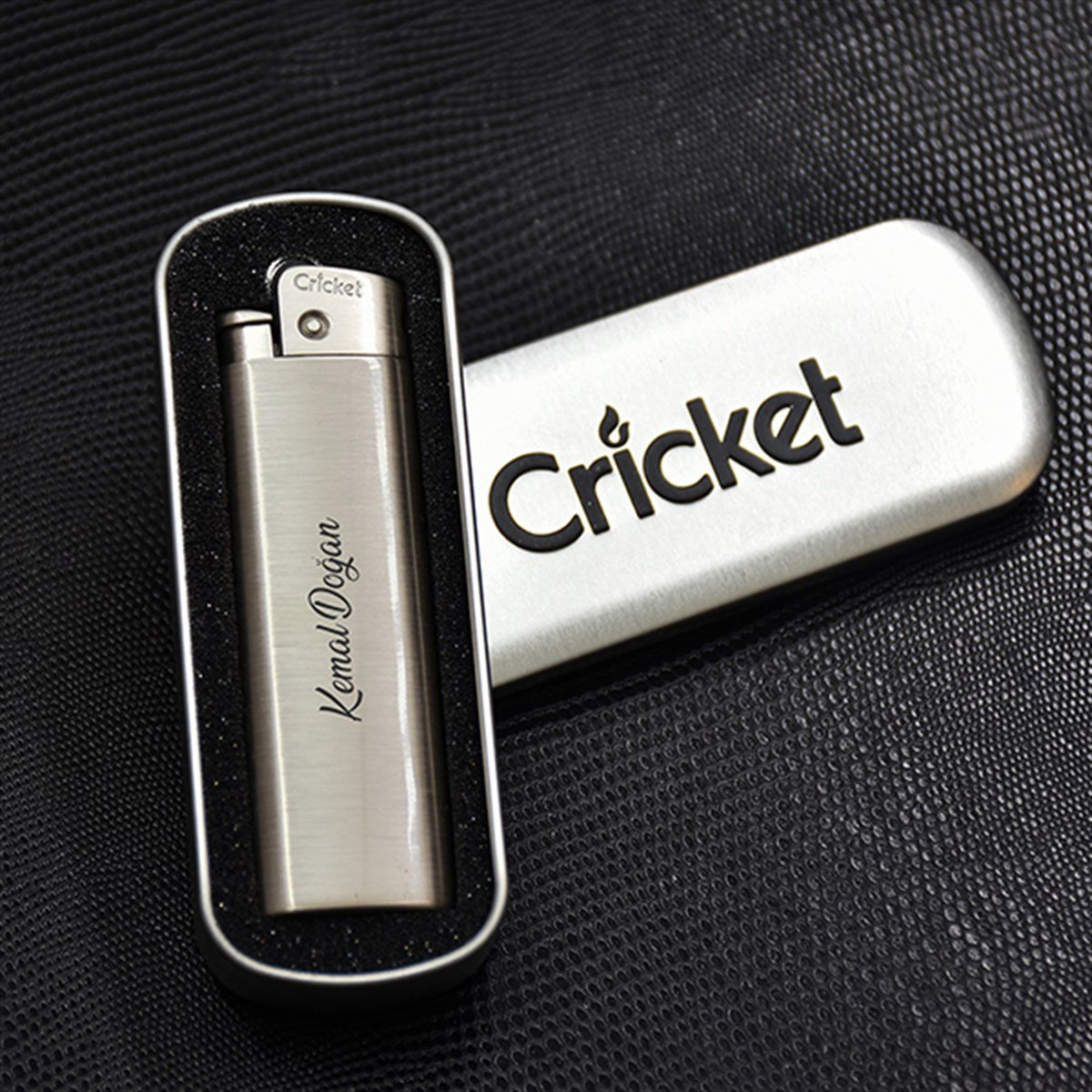 İsme Özel Cricket Marka Pürmüz Alevli Metal Çakmak - Renk Seçenekli
