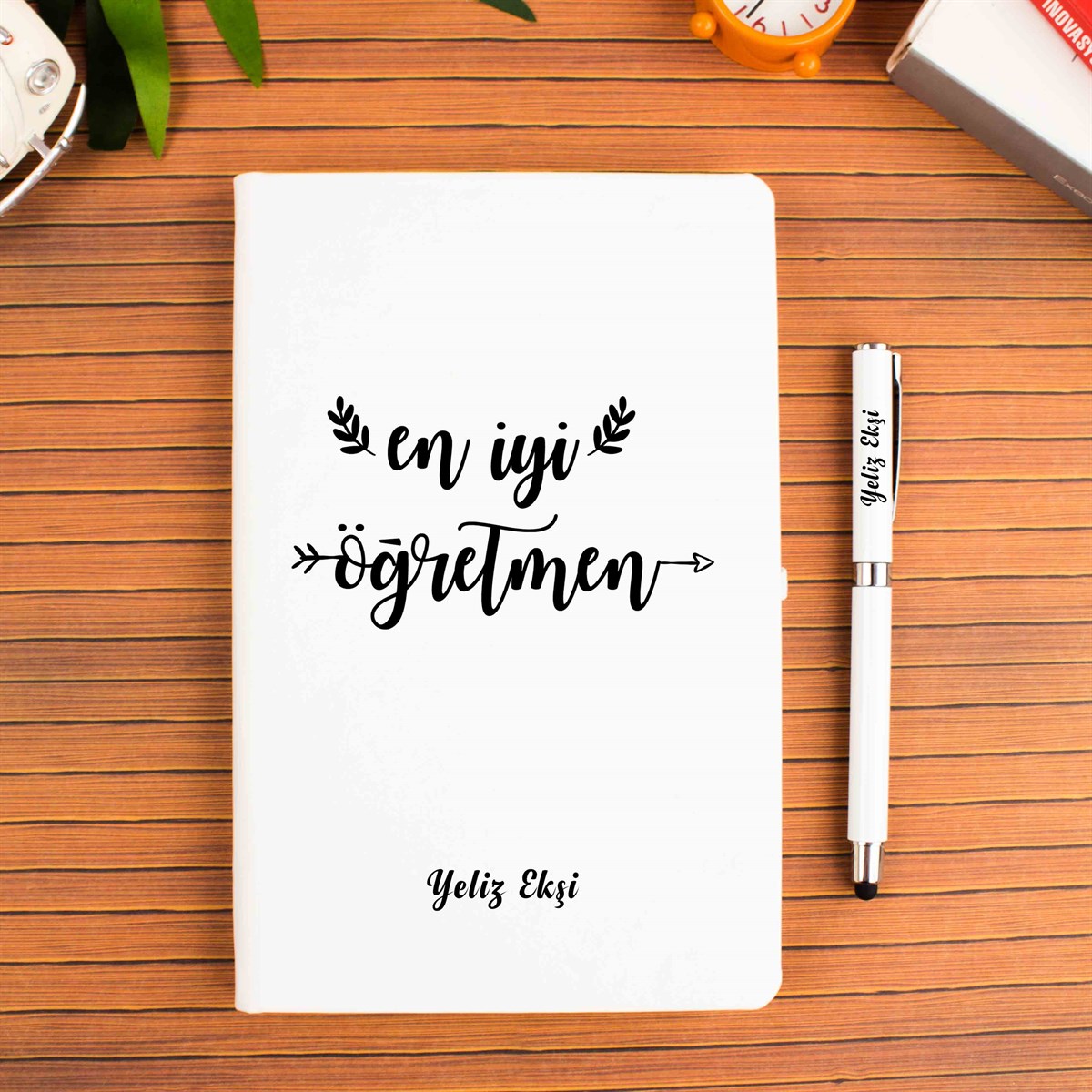 İsme Özel Defter Kalem Seti Beyaz-En İyi Öğretmen Siyah İsimli