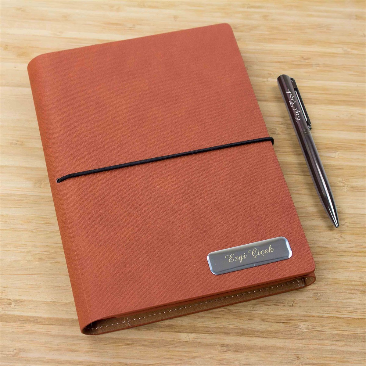 İsme Özel Deri Kapaklı Organizerli Defter ve Kalem Seti Taba