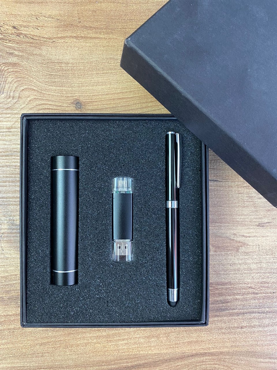 İsme Özel El Feneri USB Bellek ve Roller Kalem Seti Tasarım Kutulu
