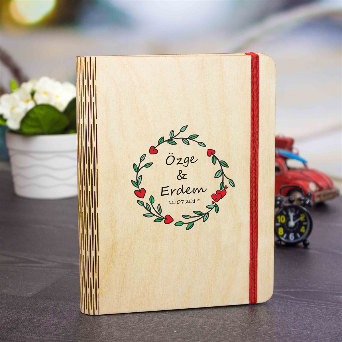 İsme Özel Kalpli Yaprak Desenli Ahşap Anı Defteri 