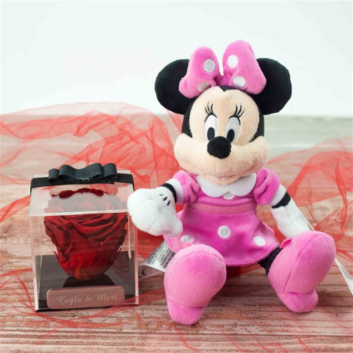 İsme Özel Kırmızı Solmayan Gül ve Minnie Mouse Peluş Aranjmanı 