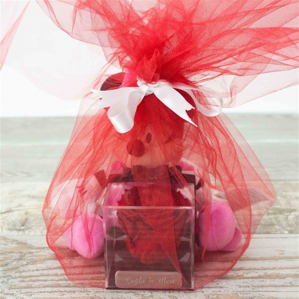 İsme Özel Kırmızı Solmayan Gül ve Minnie Mouse Peluş Aranjmanı 