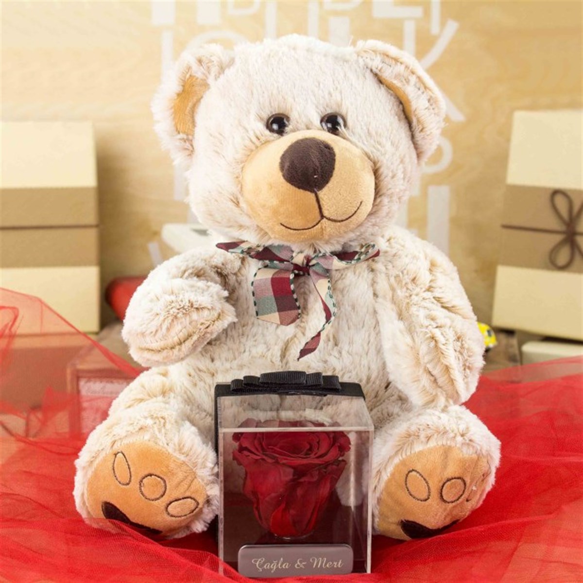 İsme Özel Kırmızı Solmayan Gül ve Sevimli Peluş Ayıcık Aranjmanı