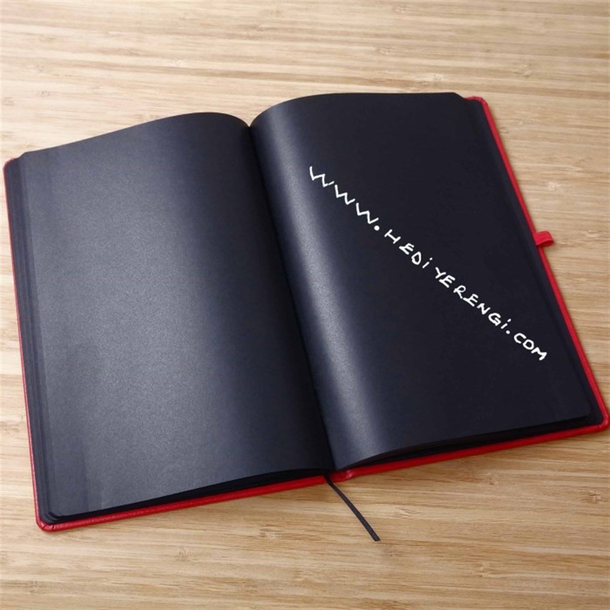 İsme Özel Lastikli Siyah Yapraklı Defter ve Kalem Seti
