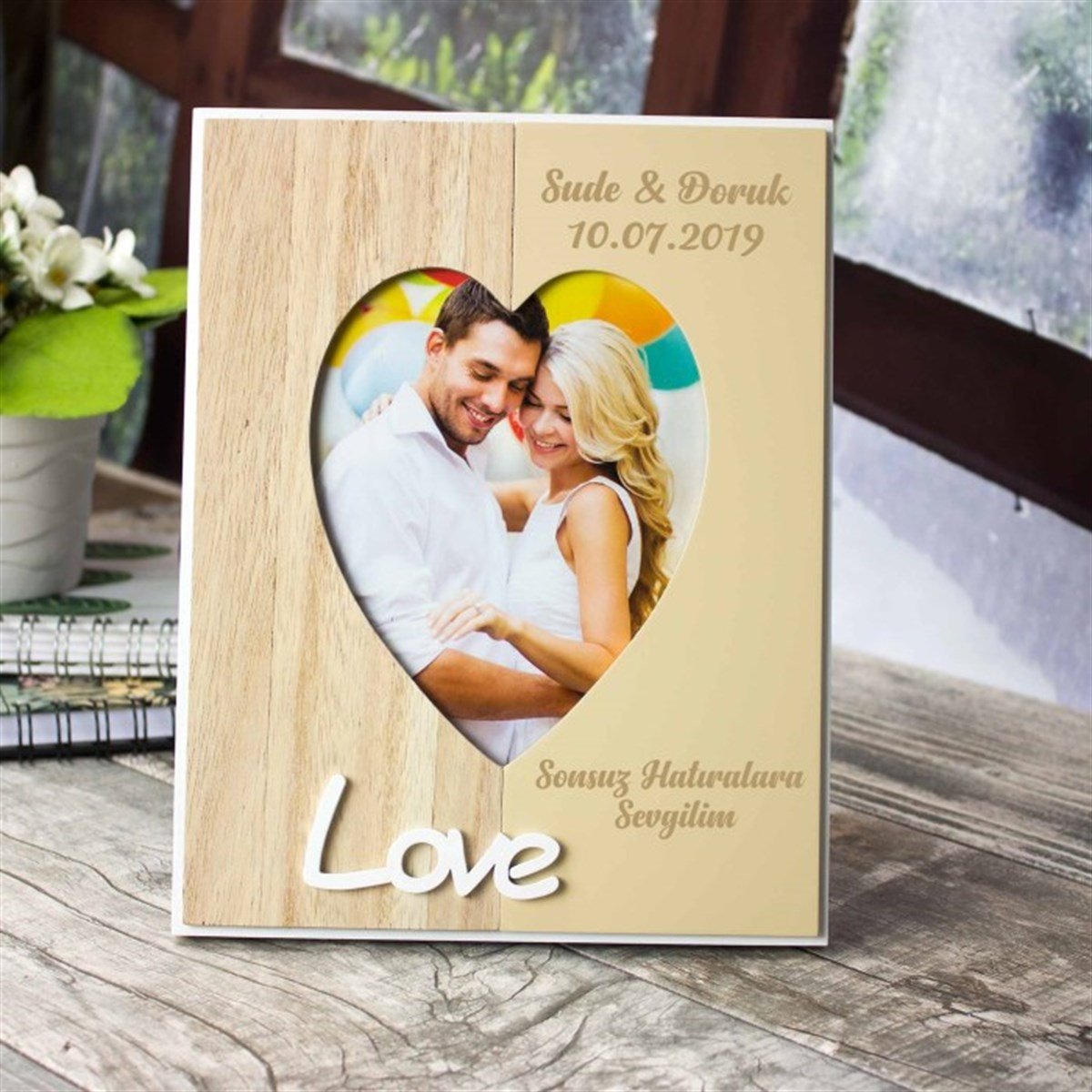 İsme Özel Love Temalı Ahşap Yüzeyli Resim Çerçevesi