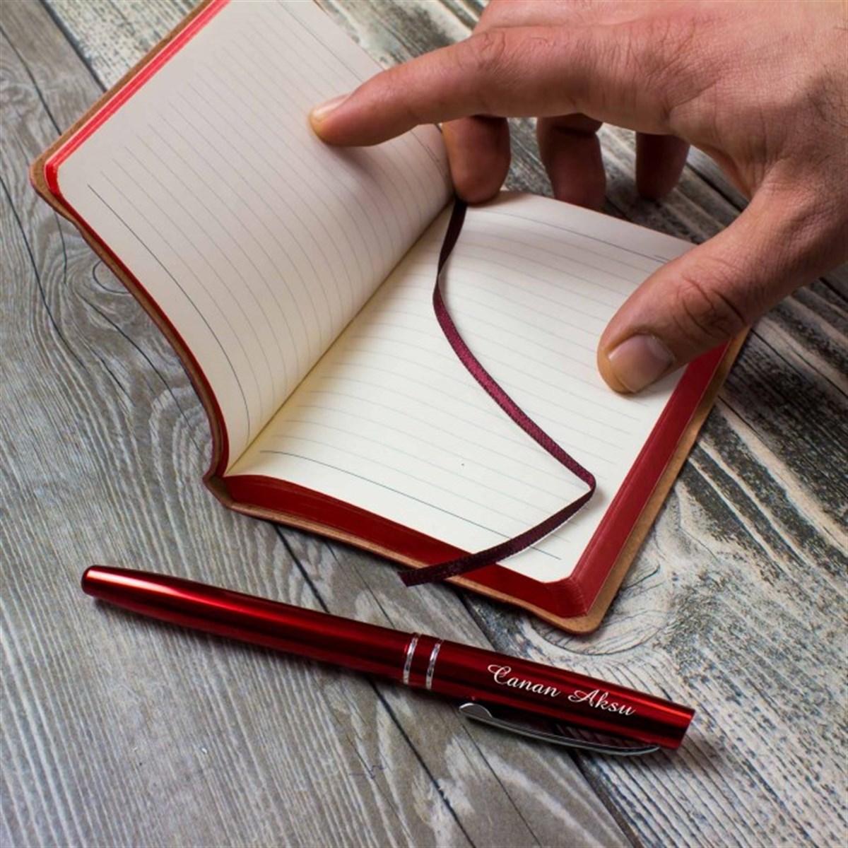 İsme Özel Premium Defter Kalem Ayna ve Çakmak Seti Kırmızı