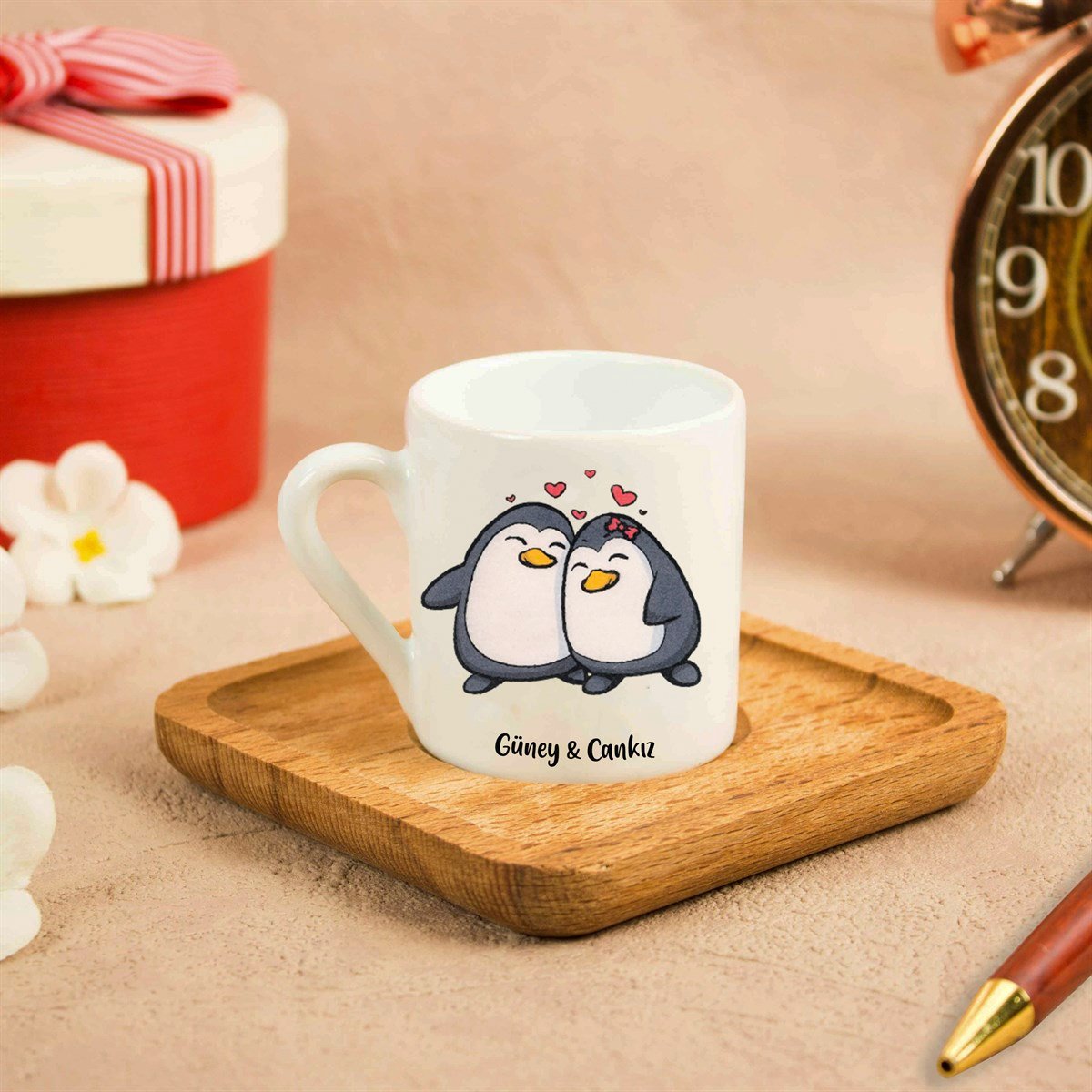 İsme Özel Sevimli Penguenler Temalı Ahşap Altlıklı Fincan Seti