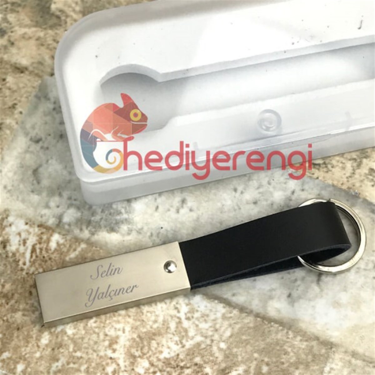 İsme Özel Siyah Deri ve Metal Ayrıntılı Tasarım Usb Bellek 8 GB