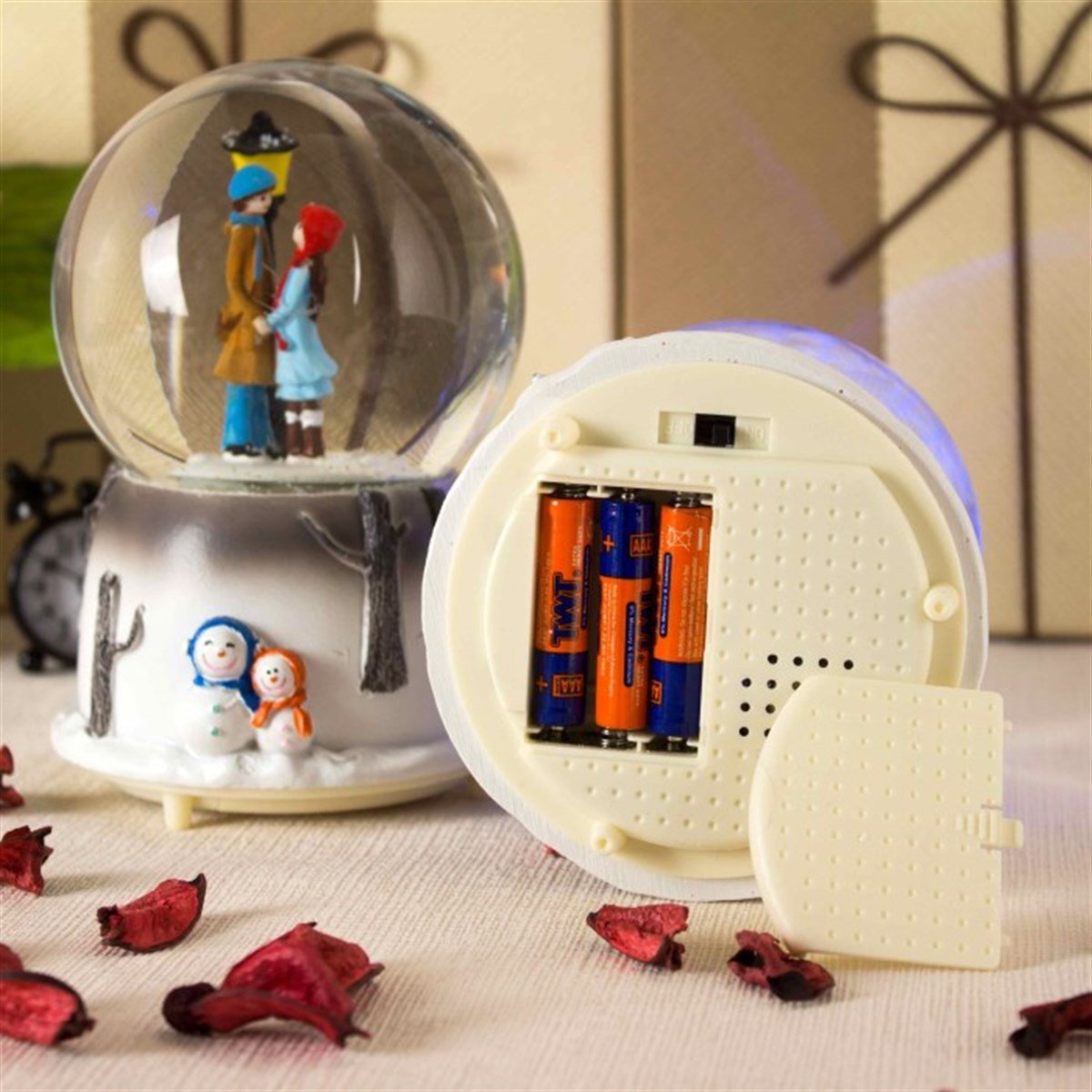 İsme Özel Sokak Lambası Ve Romantik Çift Temalı Püskürtmeli Kar Küresi ve Müzik Kutusu Büyük Boy
