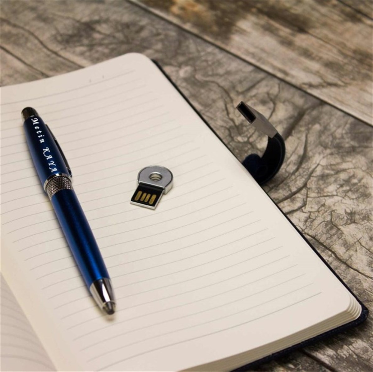 İsme Özel Usb'li Defter ve Lüx Roller Kalem Seti Tasarım Kutulu