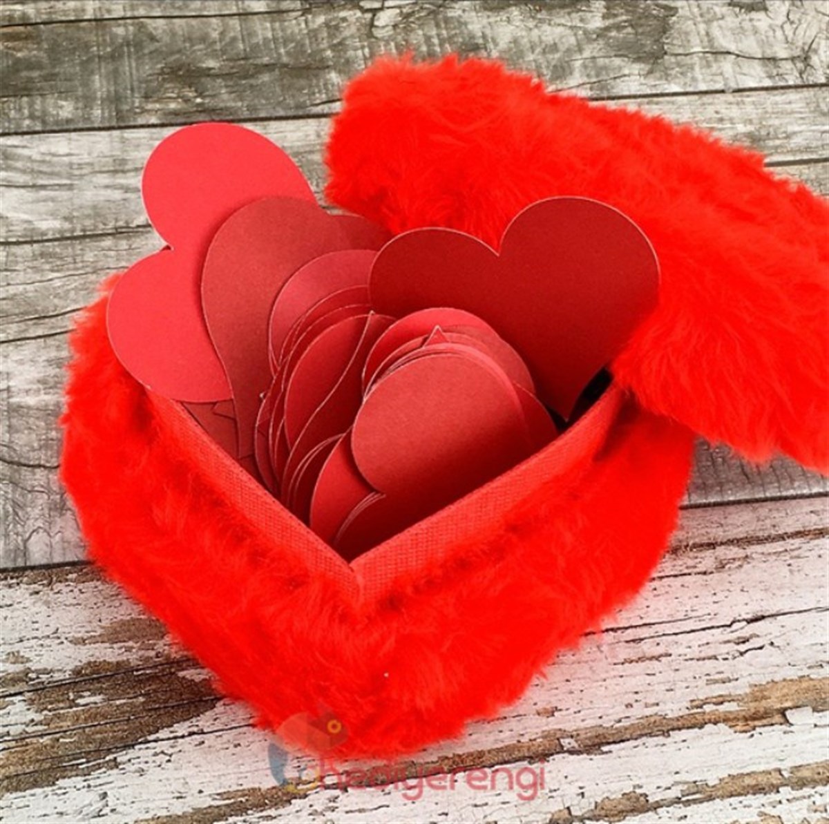 Kalp Şeklinde Boş Kartlardan Oluşan Kırmızı Romantik Peluş Kutu