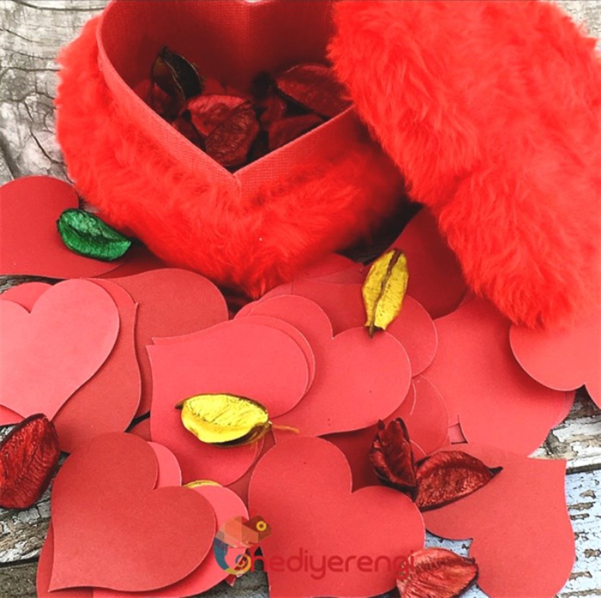 Kalp Şeklinde Boş Kartlardan Oluşan Kırmızı Romantik Peluş Kutu