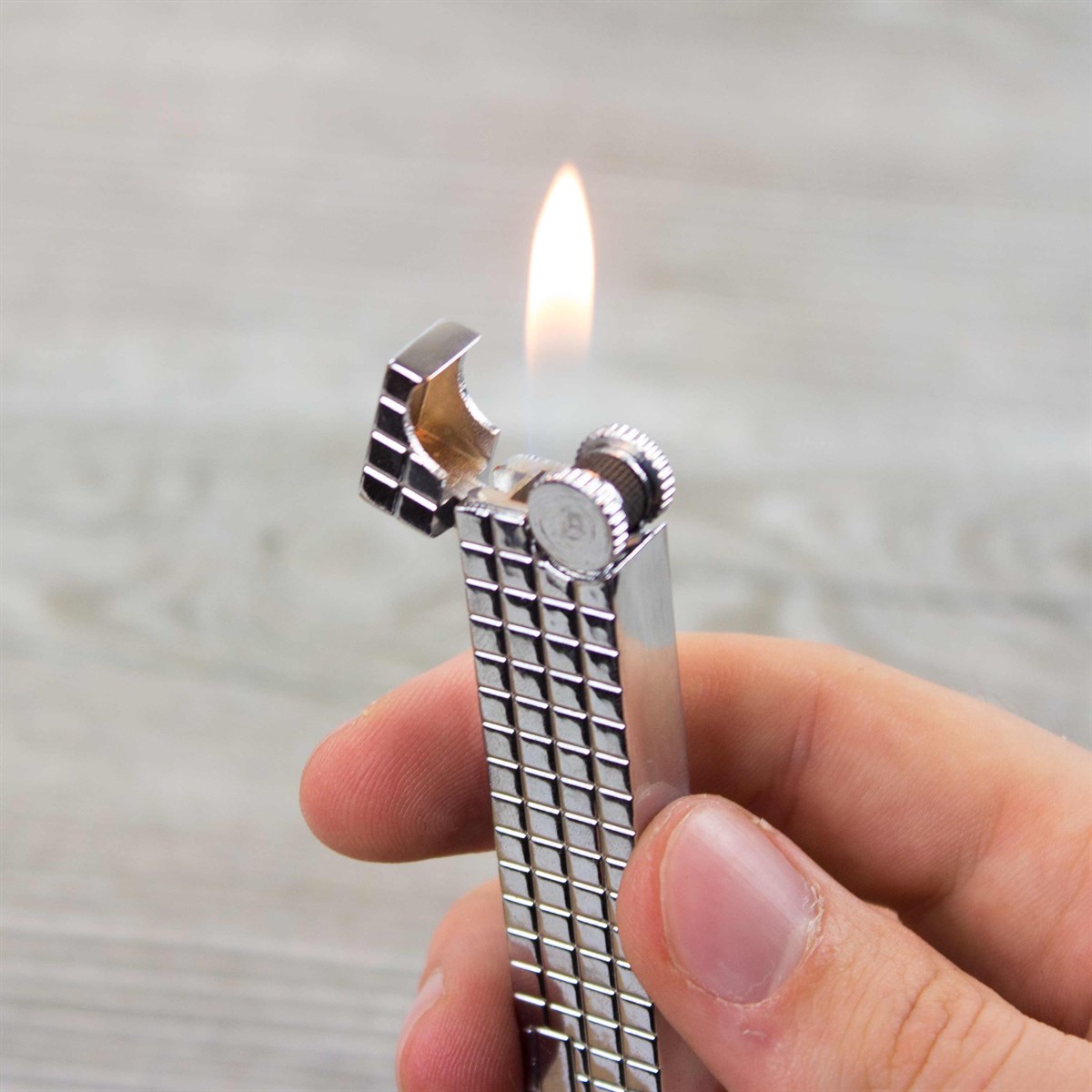Kare Desenli Metal Çakmak Gümüş Renk