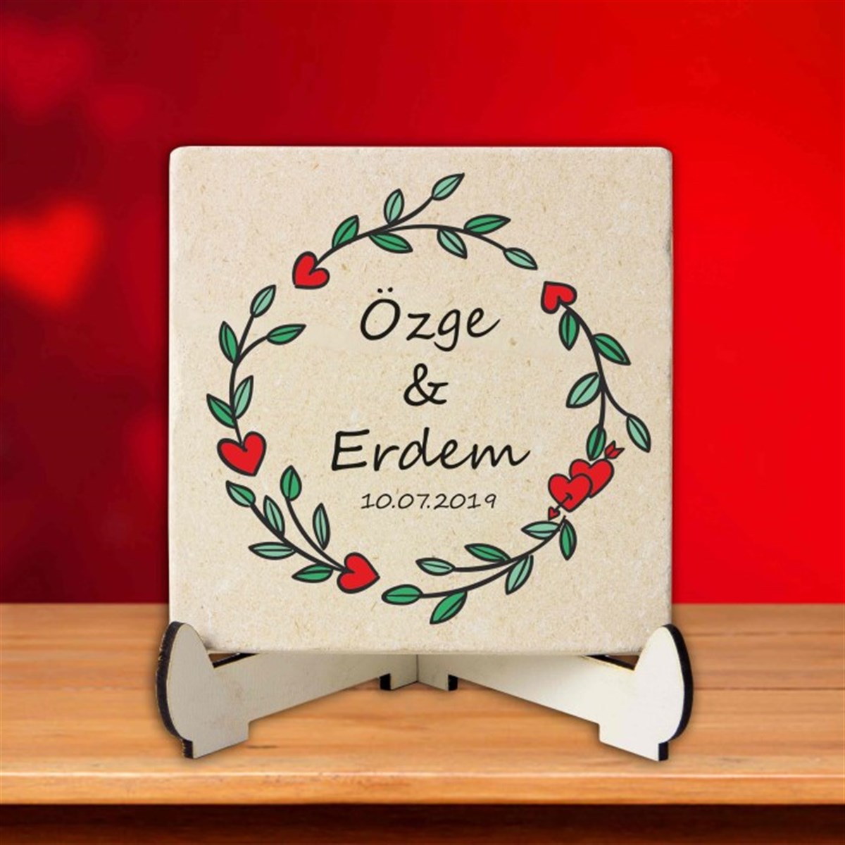 Kişiye Özel Baskılı Ahşap Stantlı İsimlik Kare Taş - Kalpli Çerçeve