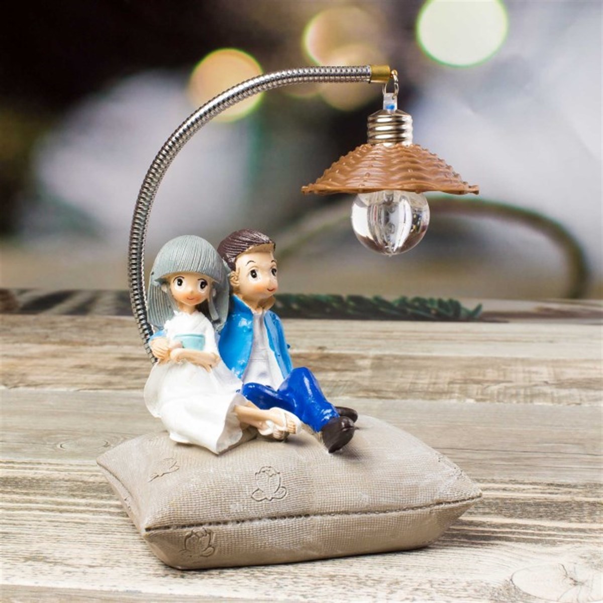 Minderde Oturan Romantik Sevgililer Temalı Masa Lambası