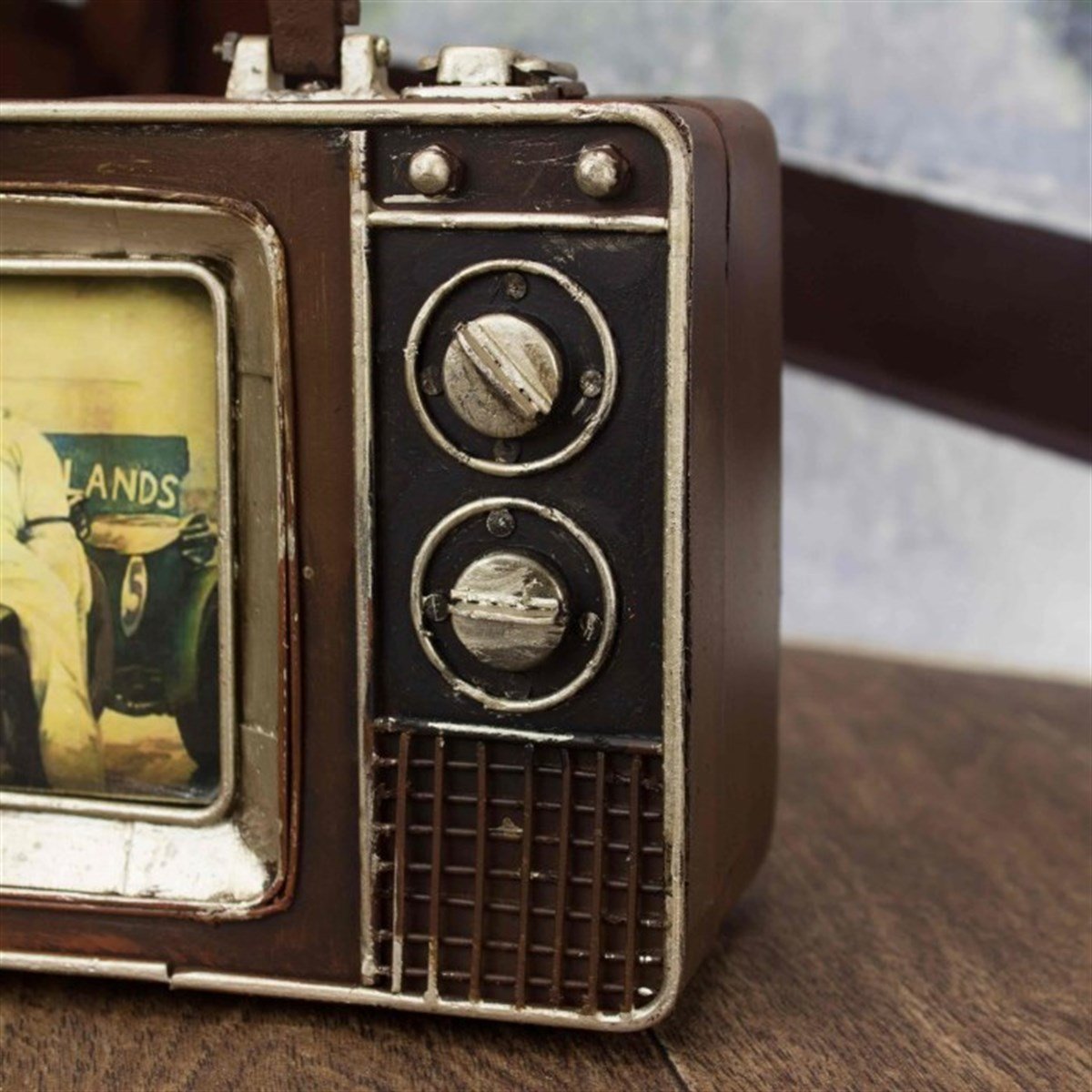 Nostaljik Dekoratif Metal Televizyon Görünümlü Bavul