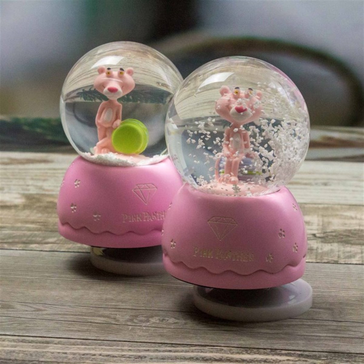 Pembe Panter Temalı Ayaklı Kar Küresi ve Müzik Kutusu ​Orta Boy