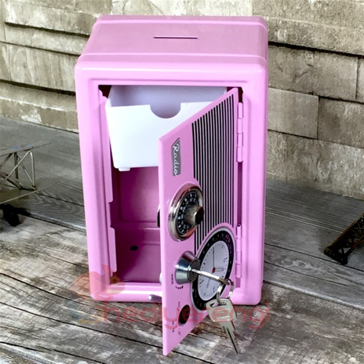 Pembe Radyo​ Tasarımlı Metal Kilitli Kasa Kumbara