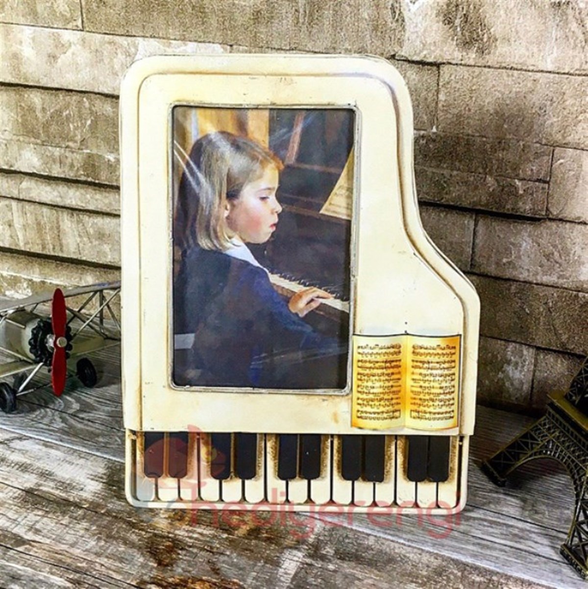 Piyano Tasarımlı Retro Resim Çerçevesi Metal Beyaz