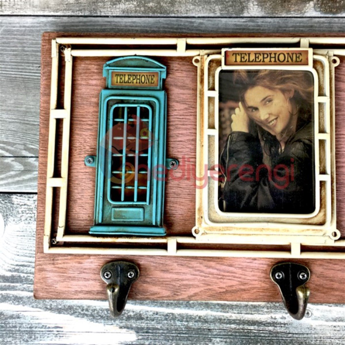 Retro Tasarımlı Resim Çerçeveli Elbise ve Anahtar Askılığı
