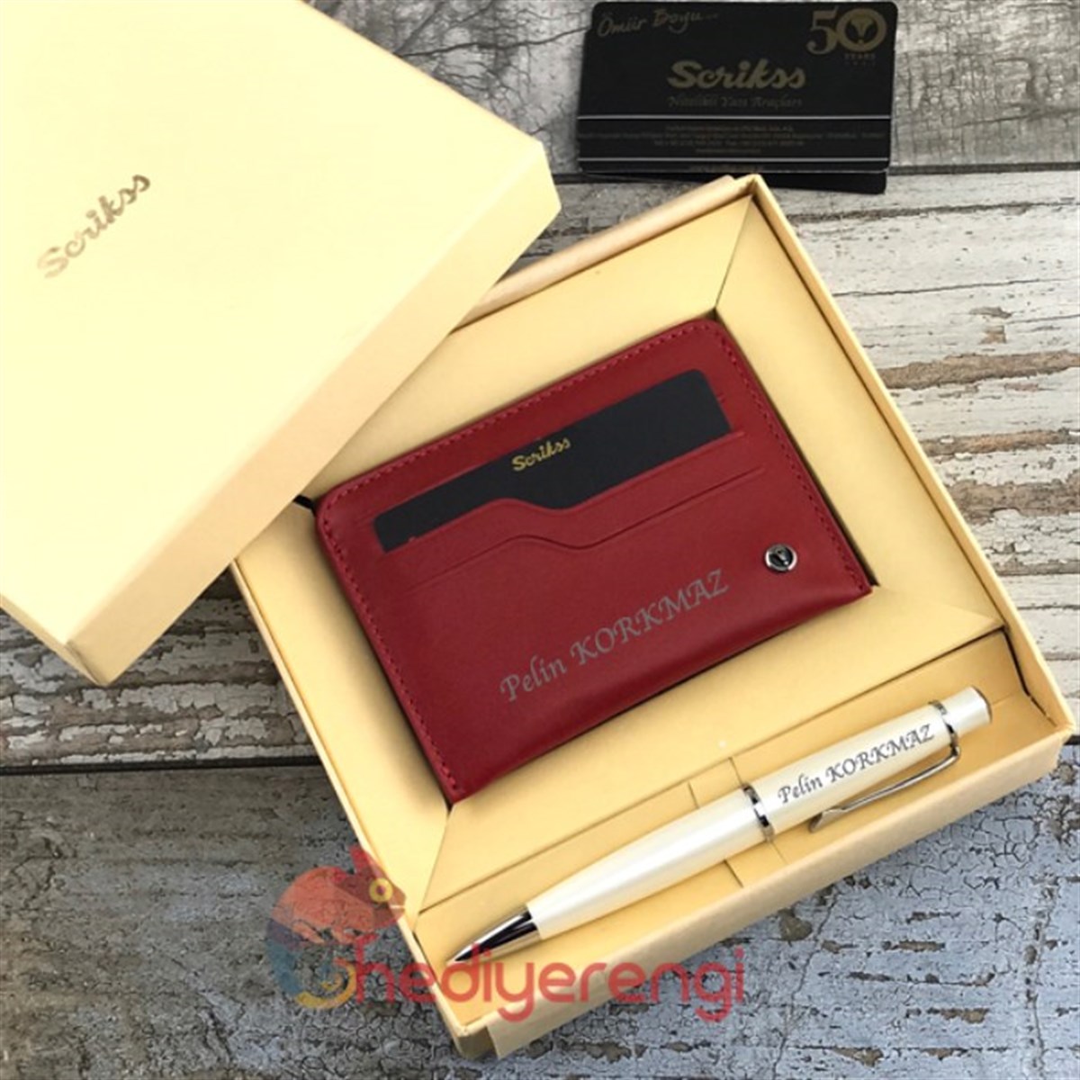 Scrikss İsme Özel Tükenmez Kalem ve Kırmızı Kartlık Seti Unisex