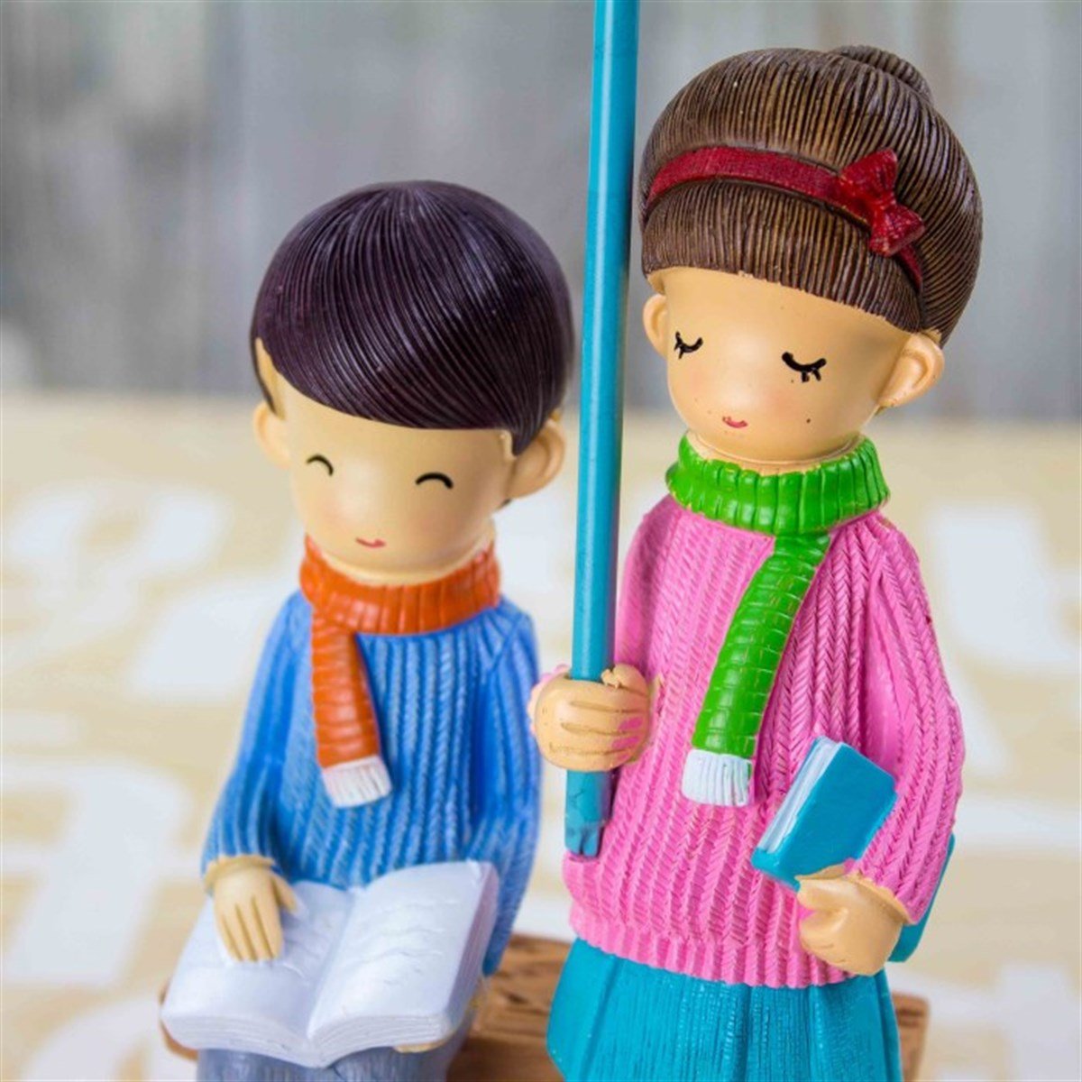 Sevgiliye Hediye Şemsiye Altında Oturan Romantik Öğrenciler Temalı Biblo Büyük Boy