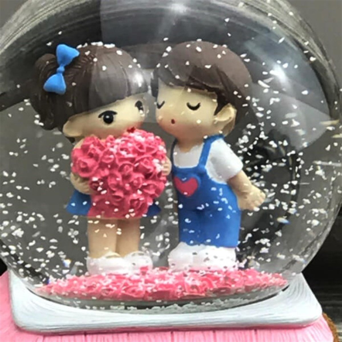 Sevgiliye Romantik Öpücük Temalı Kar Küresi ve Müzik Kutusu Büyük Boy