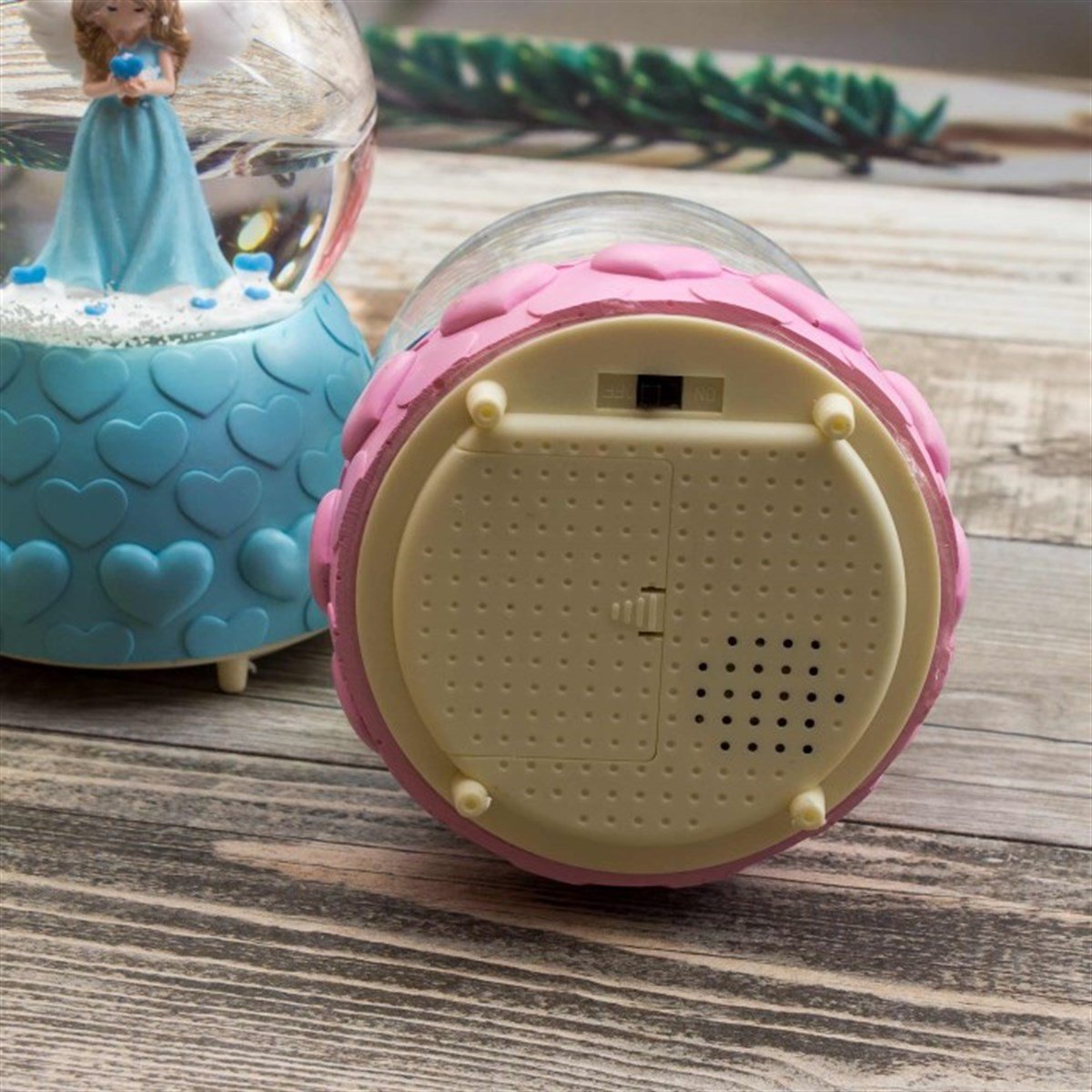Sevimli Kız Temalı Işıklı Kar Küresi ve Müzik Kutusu Püskürtmeli Büyük Boy