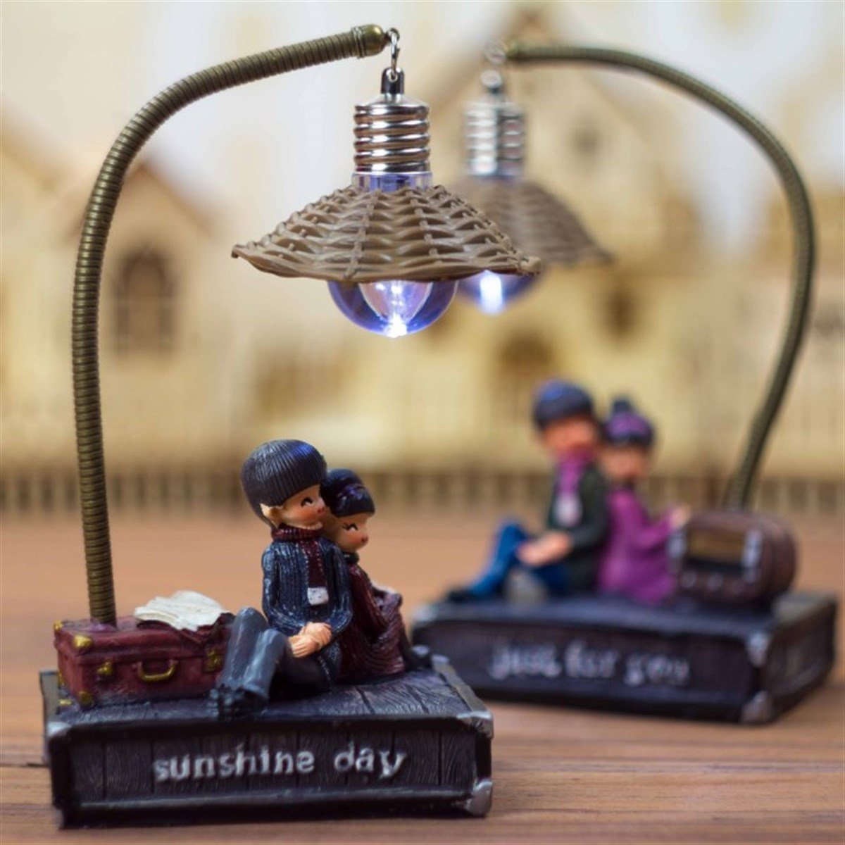 Yerde Oturan Romantik Çift Temalı Masa Lambası