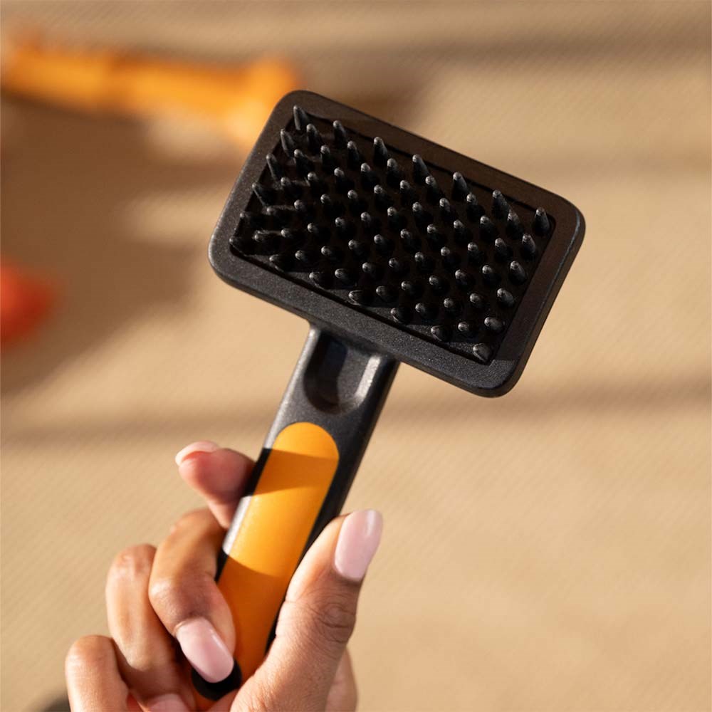 Fiskars Kedi ve Köpek Masaj ve Tüy Toplayıcı FırçaFiskars