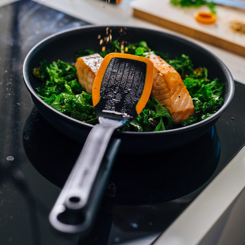 Fiskars Tava 28 cm + SpatulaFiskars