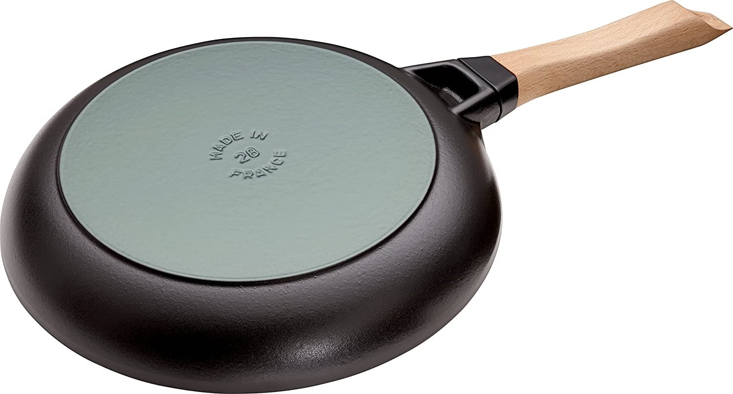 Staub Ahşap Saplı Döküm Tava 28 cmStaub