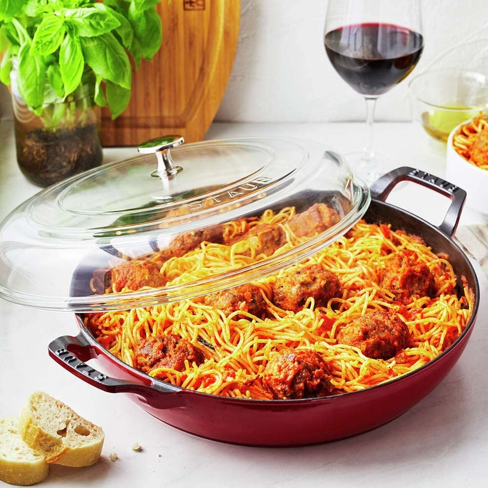 Staub B Cam Kapaklı Döküm Tencere Yuvarlak 24 cm KirazStaub