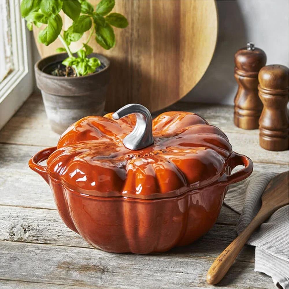Staub Balkabağı Döküm Tencere 24 cm TarçınStaub