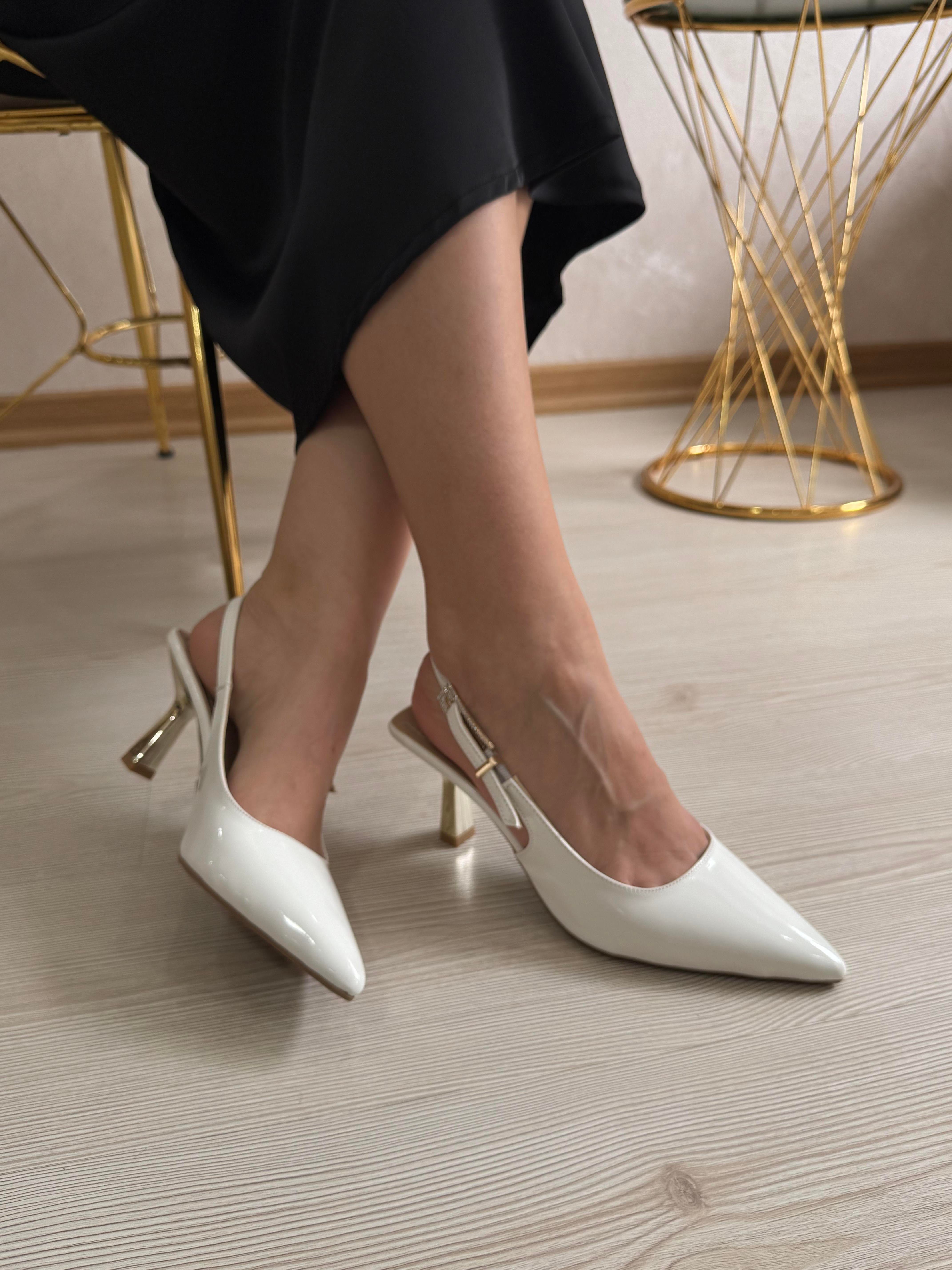 ARKASI AÇIK VE TOKASI TAŞLI KADIN TOPUKLU AYAKKABI 967