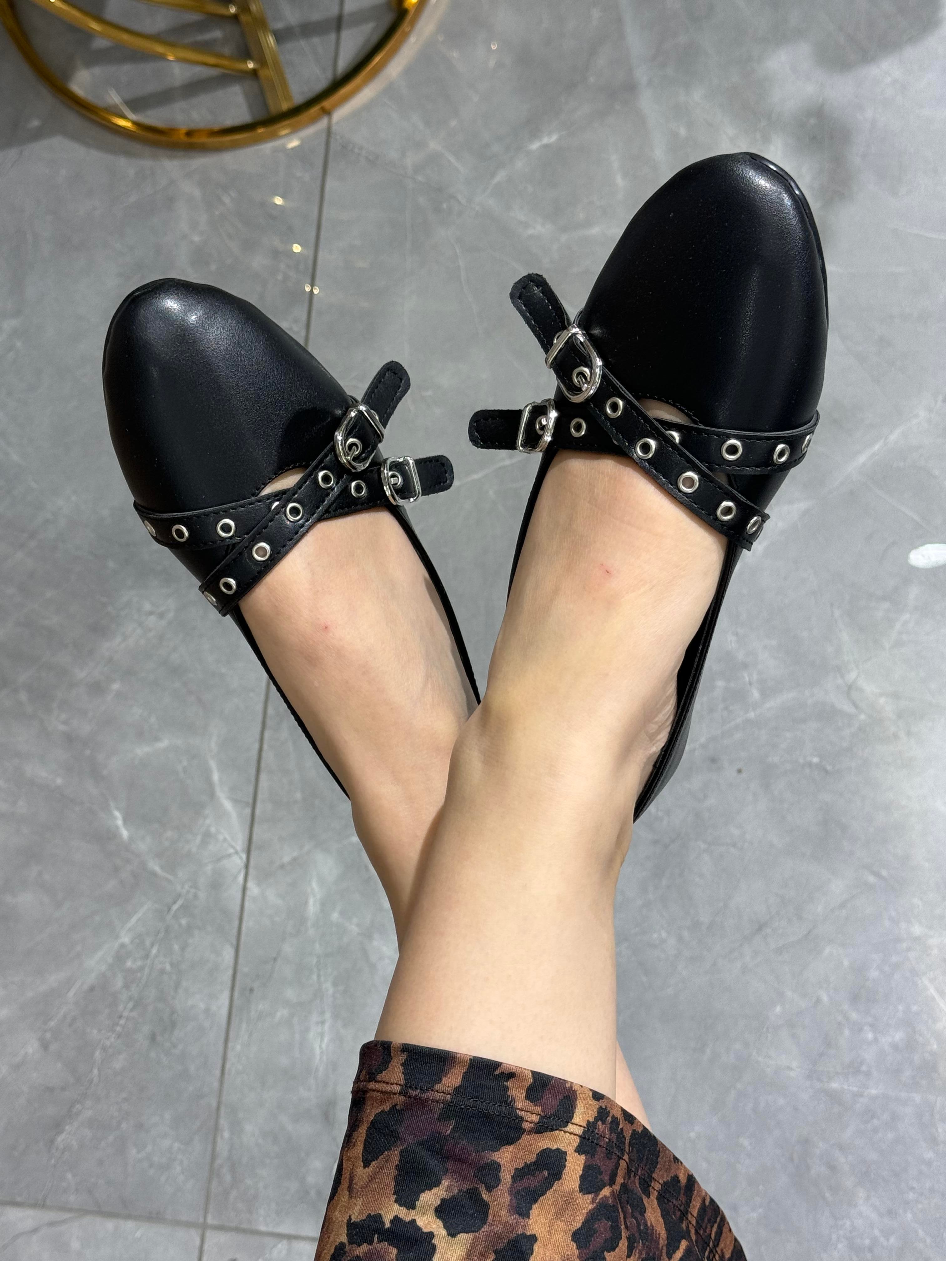 DELİKLİ ÇAPRAZ KEMER KADIN BABET B-001